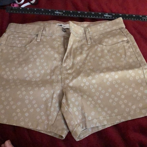 LEVI’S size 12 tan & white Jean shorts never worn - Picture 3 of 8
